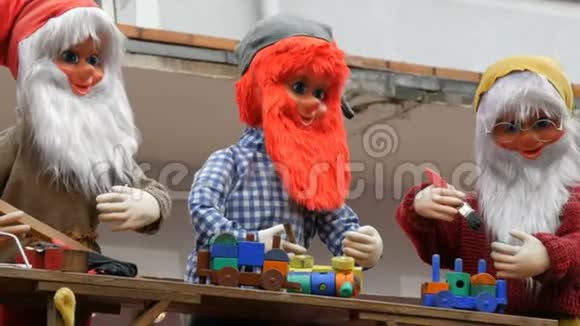 移动娃娃有趣的侏儒在屋顶上的儿童圣诞节市场在欧洲视频的预览图