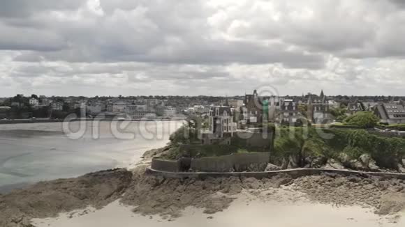 夏季在灰色多云的天空下灰色的欧洲老城市在沙河边的美丽鸟瞰行动视频的预览图