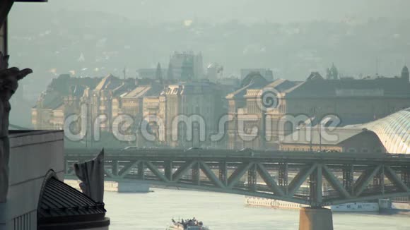 布达佩斯的桥和汽车全景视频的预览图