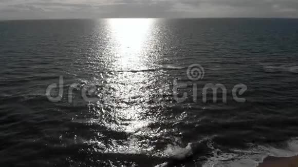 海洋海岸线被太阳击中视频的预览图