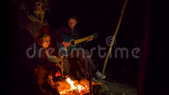 一个男人对着火边的女孩唱歌视频的预览图