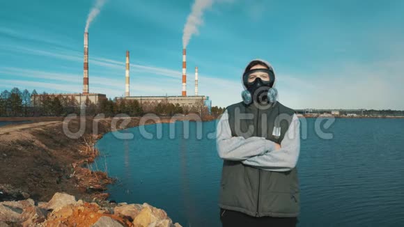 戴呼吸器或防毒面具的女孩的肖像背景烟来自水力发电的管道视频的预览图