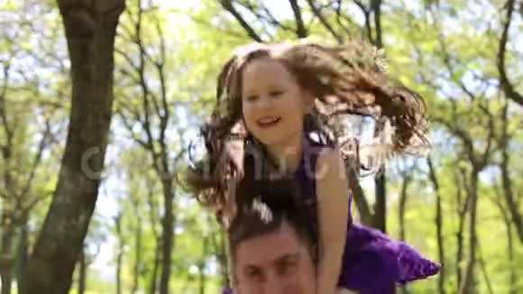 父亲和他的小女儿在公园里玩得很开心视频的预览图