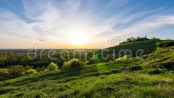 日落时分草地和农业用地之上美丽的农村土地天空上有太阳和云彩春天和春天视频的预览图