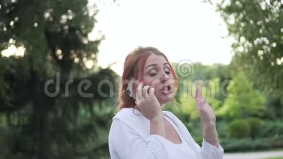 愤怒的女人在电话里有感情地说话视频的预览图