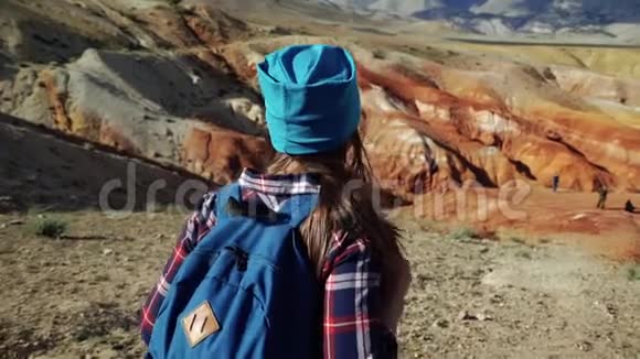 年轻的旅游妇女走在红石山脉中央的风景区后视图视频的预览图