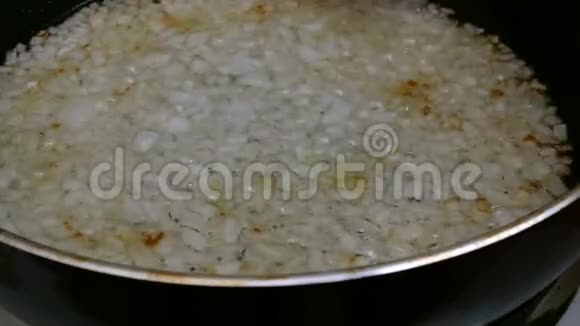 自制厨房细碎的洋葱在锅中用食用油炒然后用金属勺子彻底混合视频的预览图