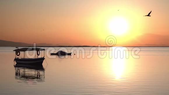 日落时在海上的渔船视频的预览图