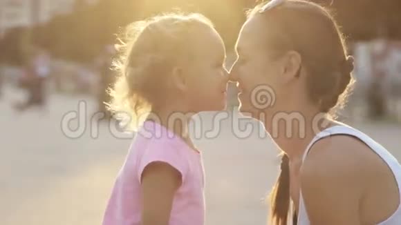 母亲与女儿拥抱并鼻子对鼻子移动的肖像视频的预览图