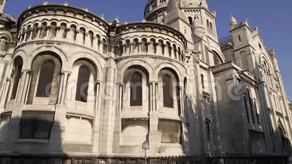 从右至左实时拍摄圣心大教堂中镜头巴黎的寺庙视频的预览图