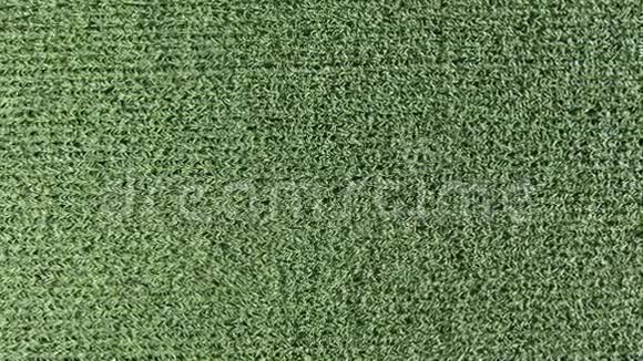 在夏日的阳光下年轻的绿色玉米庄稼地空中观景关掉摄像头视频的预览图