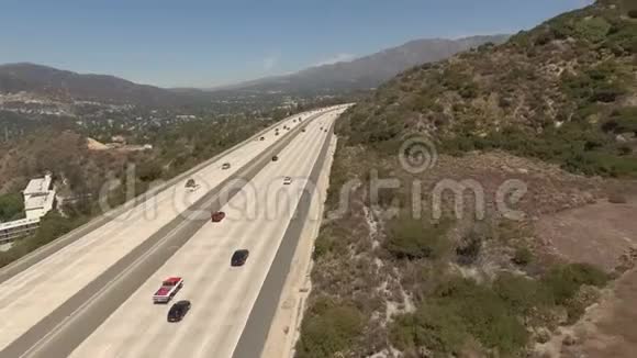 加利福尼亚州格伦代尔的公路和美丽的山脉的空中拍摄视频的预览图