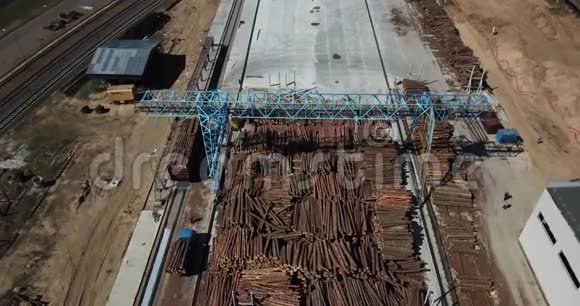 木工行业木工用原材料用无人机进行成堆的空中摄影记录视频的预览图