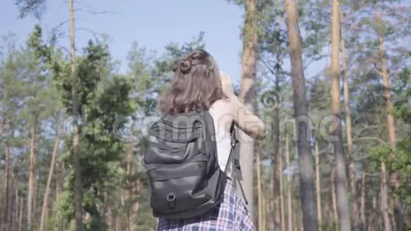 可爱的年轻女子在森林里迷路了她呼吁帮助女孩绝望了她一个人在树林里视频的预览图