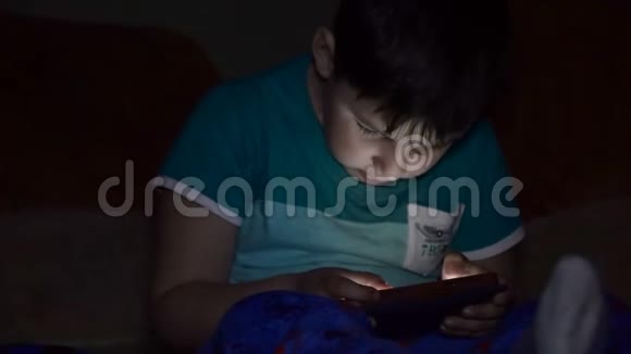 男孩玩平板电脑视频的预览图