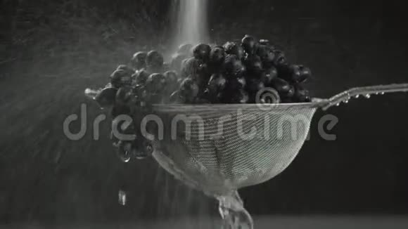 在视频中我们看到葡萄在筛子中水在喷气式飞机上从顶部落下在视频的中间水停止了视频的预览图