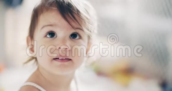 令人难以置信的可爱女婴在室内玩耍视频的预览图