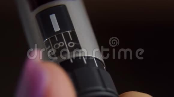 女孩在注射器笔上拿起合适剂量的胰岛素特写视频的预览图