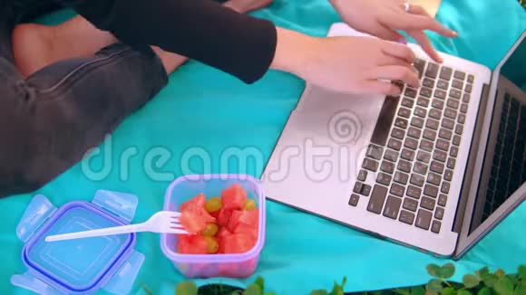 女性在午餐时间使用电脑视频的预览图