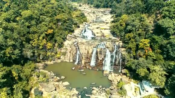 奇异的热带森林有美丽的瀑布和河流视频的预览图
