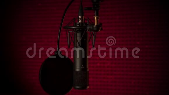专业录音录音室麦克风在红灯背景下隔离拍摄视频的预览图