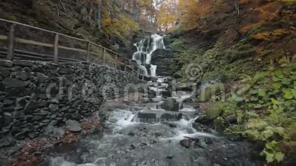 山瀑布流过石头小径视频的预览图