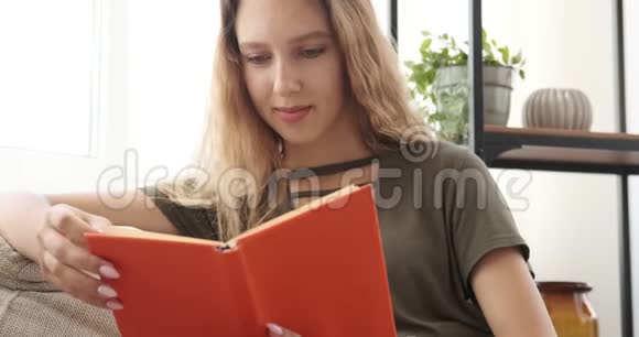 十几岁的女孩在看书视频的预览图