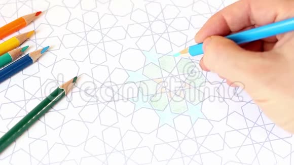 特写人手描画用几何星星着色装饰阿拉伯瓷砖图案彩色构图视频的预览图