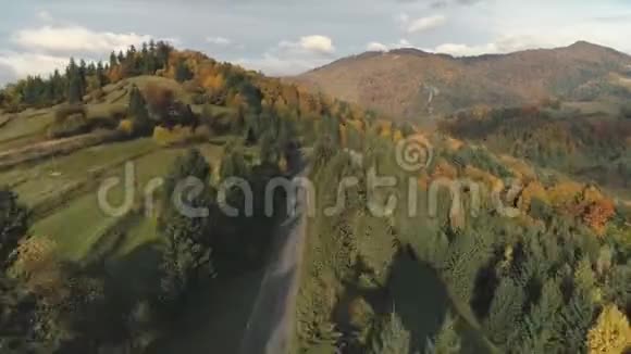 灰色蜿蜒的道路环绕着茂密森林的山丘视频的预览图