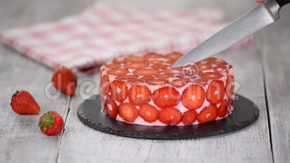 夏季草莓慕斯蛋糕木制背景上有新鲜浆果视频的预览图