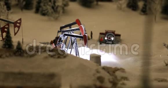 抽油机在雪堆夜间工作视频的预览图