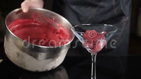 一个做冰淇淋球的厨师餐厅提供冰淇淋甜点厨师装饰薄荷叶高清慢动作视频的预览图