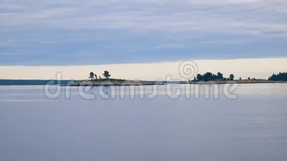 北海海湾有松树的小落基岛景观视频的预览图