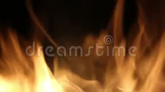 夜晚的篝火在橙色火焰中燃烧原木火灾的背景美丽的火焰闪耀视频的预览图