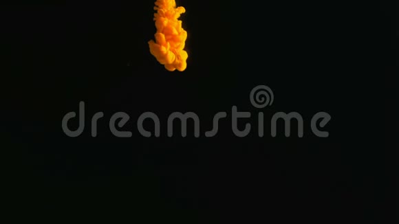 背景云中的橘色颜料墨汁喷入水中黑色水下烟雾运动近景视频的预览图