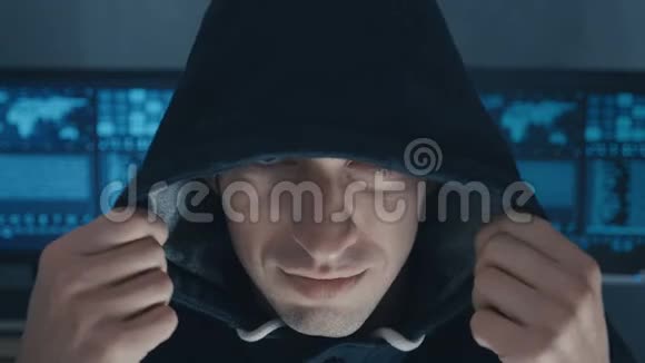 在充满显示器的网络安全中心特写IT专业黑客程序员黑帽的画像视频的预览图