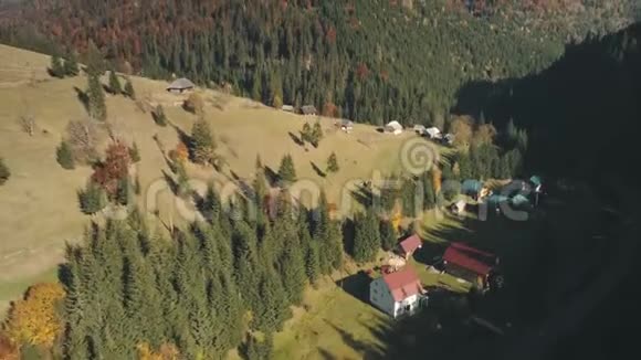 丘陵山谷松树林中有村庄的稀有房屋视频的预览图