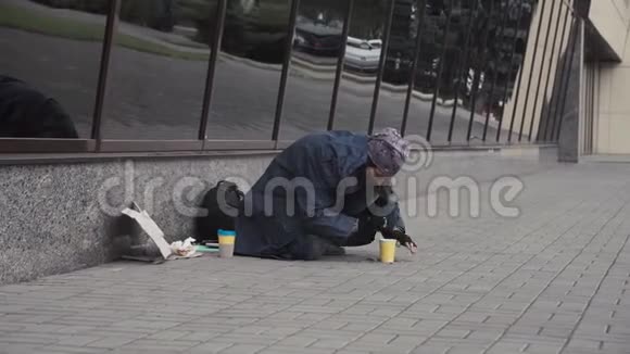 乞丐采摘零钱视频的预览图