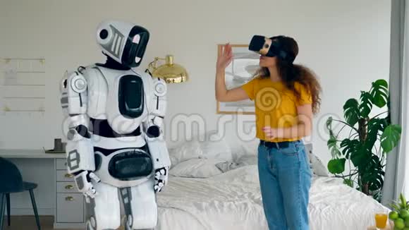 一个戴着VR眼镜的女人正在触摸一个机器人视频的预览图