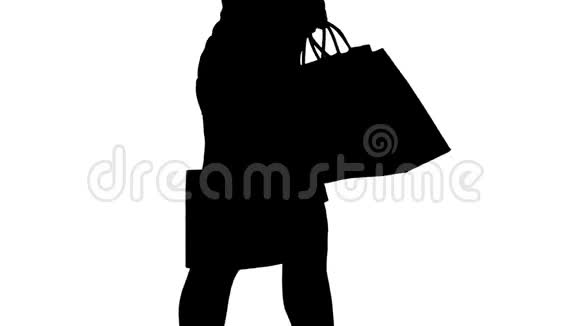 年轻女子带着购物袋走出商店视频的预览图