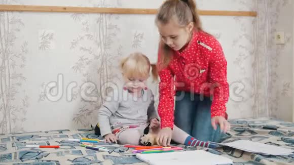 两个小女孩收拾床铺开始画画视频的预览图