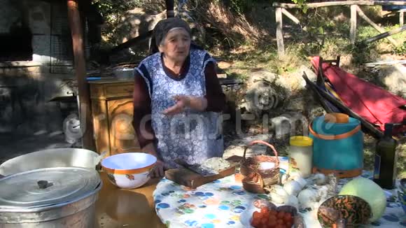 一位年老的老妇人在一个农场里讲故事视频的预览图