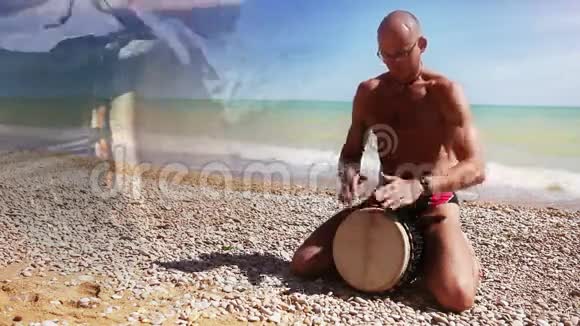 Djembe鼓手在寂寞的海滩上击败了Rythm视频的预览图