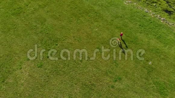 两个小男孩在公园玩塑料飞机的空中镜头视频的预览图