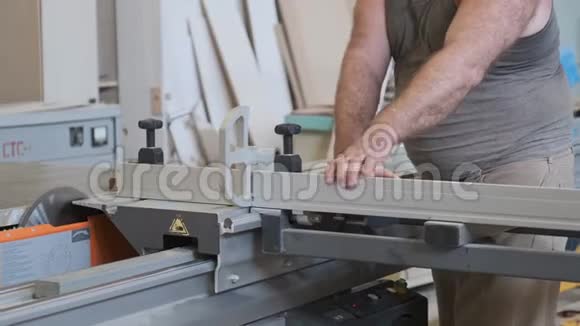 基辅大学30052019年男木匠在车间圆机上工作工人在一件家具上切木板视频的预览图