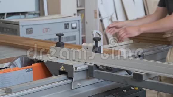 基辅大学30052019年男木匠在车间圆机上工作工人在一件家具上切木板视频的预览图