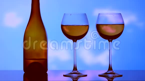 天空背景上的眼镜瓶子和酒精的图像视频的预览图