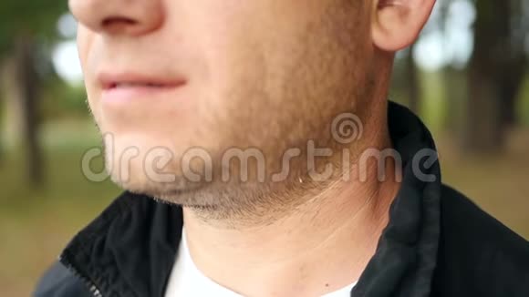 一个留着胡子的人正对着照相机微笑男性面部的特写视频的预览图
