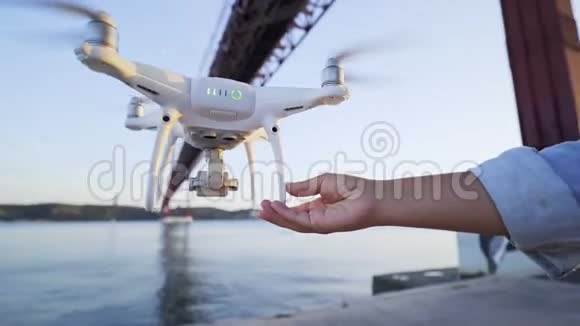女人在桥下触摸飞行无人机视频的预览图