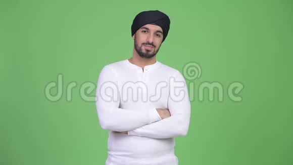 年轻的留胡子的印度男人正在接受采访视频的预览图